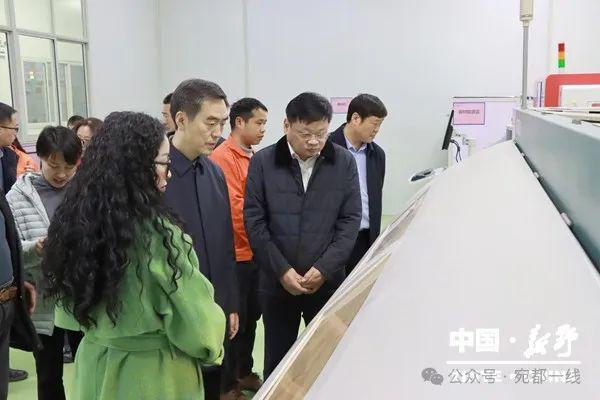 河南省工業(yè)和信息化廳到新野調(diào)研企業(yè)重大技術(shù)裝備研發(fā)生產(chǎn)與推廣應(yīng)用、智能制造等情況(圖2)