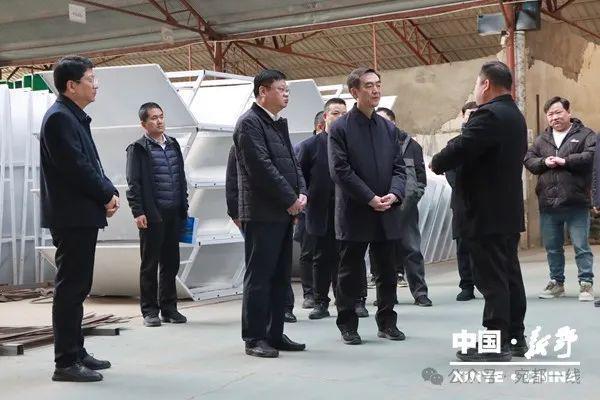 河南省工業(yè)和信息化廳到新野調(diào)研企業(yè)重大技術(shù)裝備研發(fā)生產(chǎn)與推廣應(yīng)用、智能制造等情況(圖3)