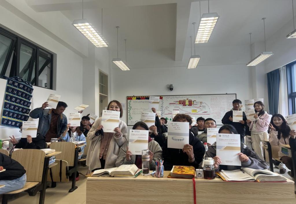 繼續(xù)教育部開展國家通用語言書籍發(fā)放活動——推廣國家通用語言文字 鑄牢中華民族共同體意識